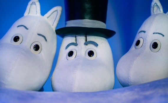 Tre mumintroll i föreställningen Granen på Marionetteatern. 