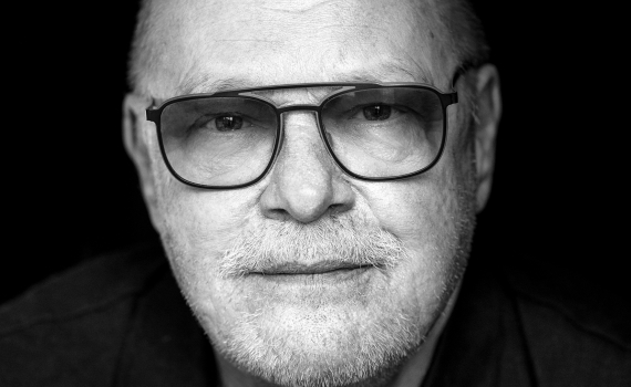 Porträttfoto på skådespelaren Peter Andersson. 