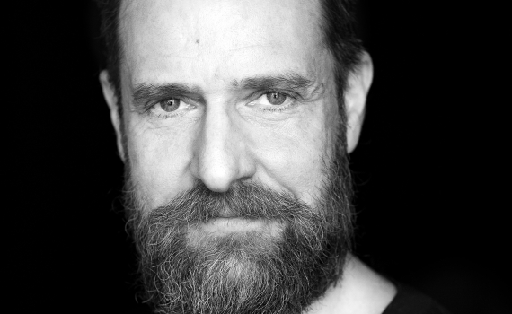 Porträttfoto på skådespelaren Andreas Kundler. 