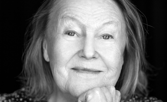 Porträttfoto på skådespelaren Lena-Pia Bernhardsson. 