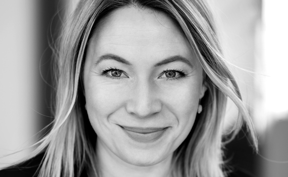 Porträttfoto på skådespelaren Frida Hallgren. 