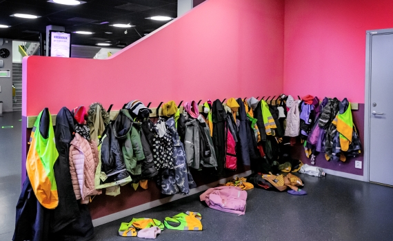 Garderobplatser med krokar i Skärisbiografens foajé