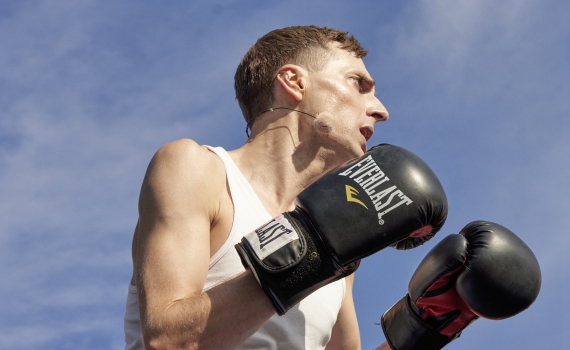 Razmus Nyström med boxningshandskar