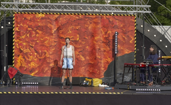 Razmus Nyström och Mats Björke på scen med en fond med lavamotiv bakom sig