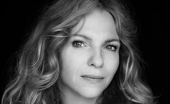 Porträttfoto på skådespelaren Sofia Papadimitriou Ledarp. 