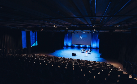 En scen i blått ljus