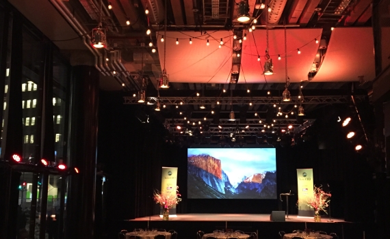 Bild på mörk lokal med ljusa bord