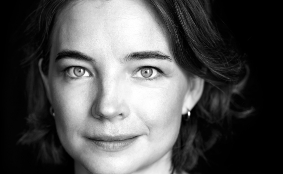 Porträttfoto på skådespelaren Louise Peterhoff. 