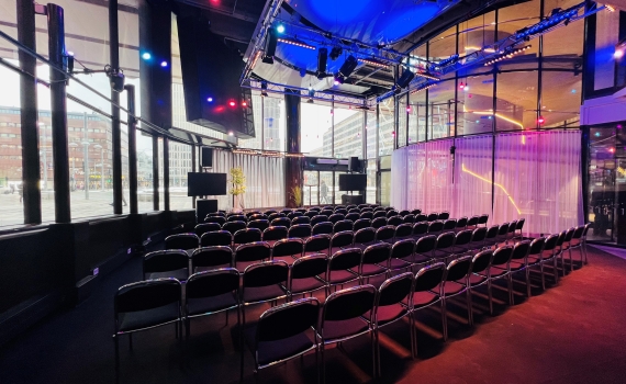 Ett rum med uppställda stolar