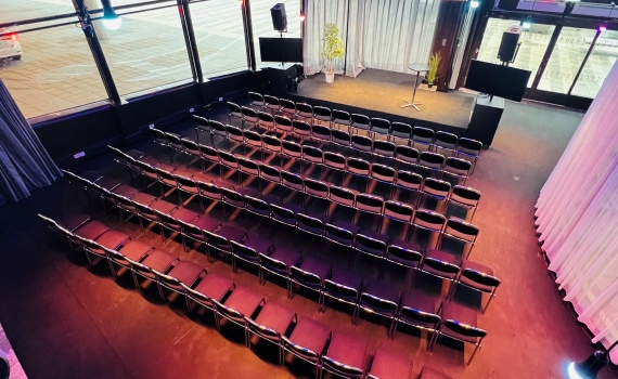 En liten sal omgiven av glasväggar