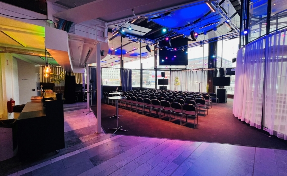 En lokal med uppställda stolar