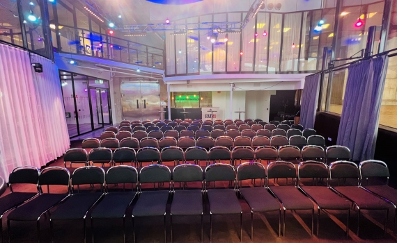 Ett rum med uppställda stolar