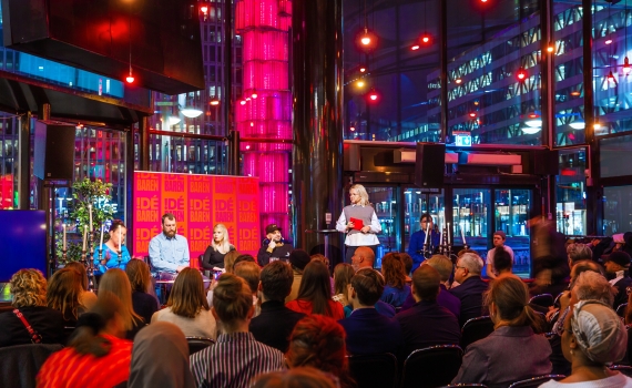 En lokal fylld av människor