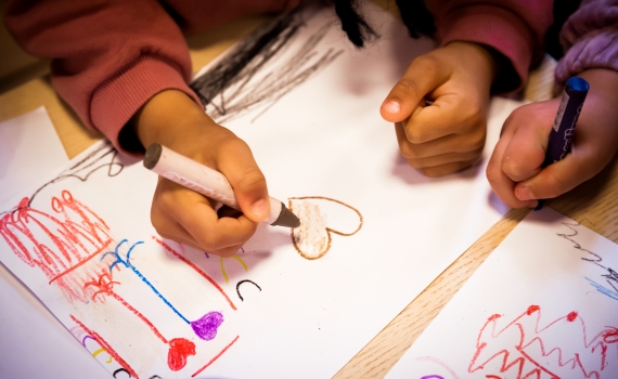 Ett barn ritar