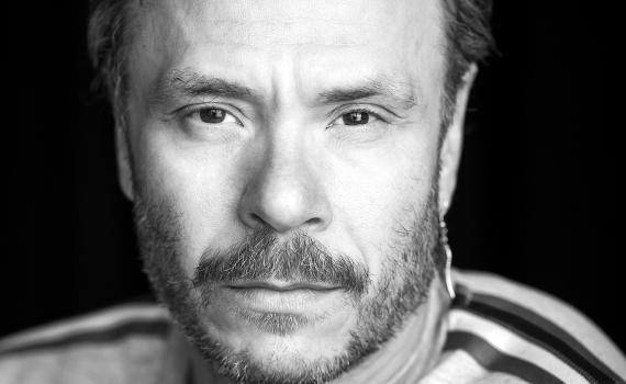 Porträttfoto på skådespelaren Björn Bengtsson. 
