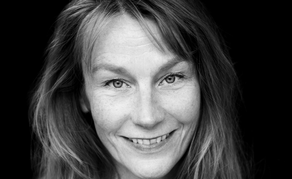 Porträttfoto på skådespelaren Elisabet Carlsson. 