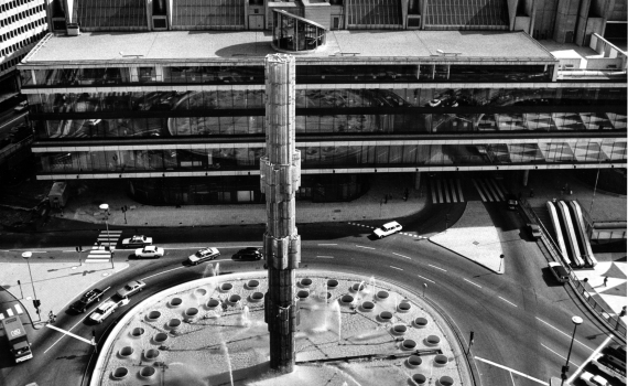 Kulturhuset sett uppifrån med fontän i förgrunden.