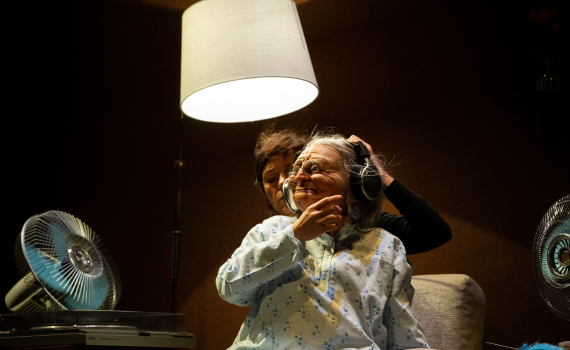 Dockskådespelare med dockor på en scen. 