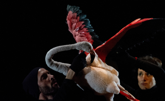 Dockskådespelare med dockor på en scen. 