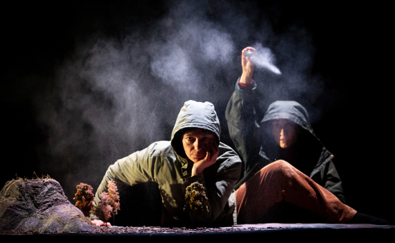 Dockskådespelare med dockor på en scen. 