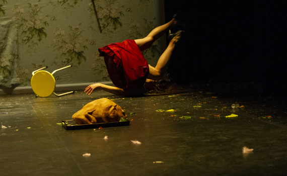 Dockskådespelare med dockor på en scen. 