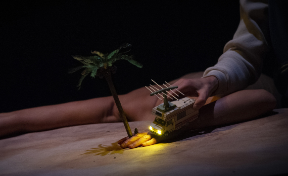 Dockskådespelare med dockor på en scen. 