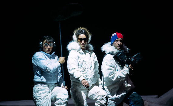 Dockskådespelare med dockor på en scen. 