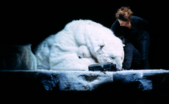 Dockskådespelare med dockor på en scen. 