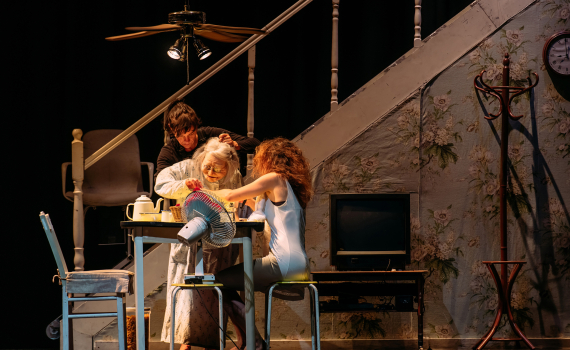 Dockskådespelare med dockor på en scen. 