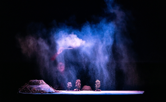 Dockskådespelare med dockor på en scen. 