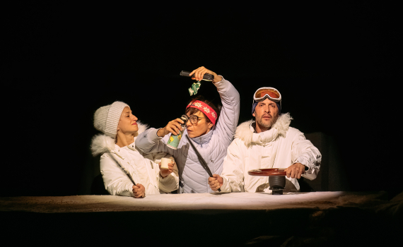 Dockskådespelare med dockor på en scen. 