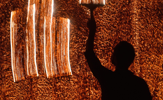 Dockskådespelare med dockor på en scen. 