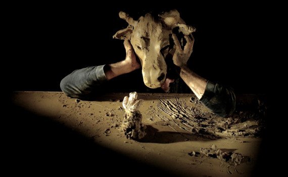 Dockskådespelare med dockor på en scen. 