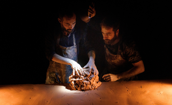 Dockskådespelare med dockor på en scen. 