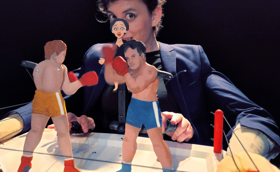 Dockskådespelare med dockor på en scen. 