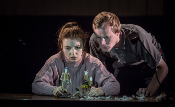 Dockskådespelare med dockor på en scen. 