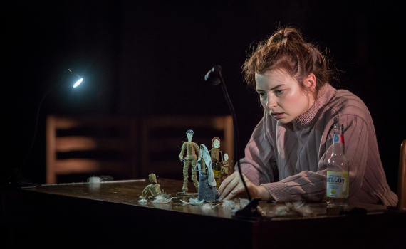 Dockskådespelare med dockor på en scen. 