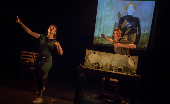 Dockskådespelare med dockor på en scen. 