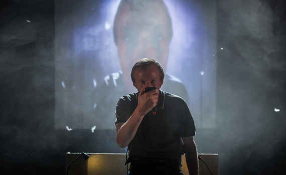 Dockskådespelare med dockor på en scen. 