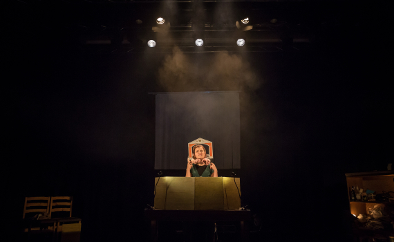 Dockskådespelare med dockor på en scen. 