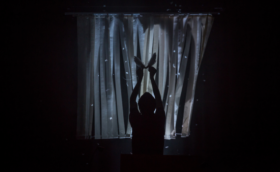 Dockskådespelare med dockor på en scen. 