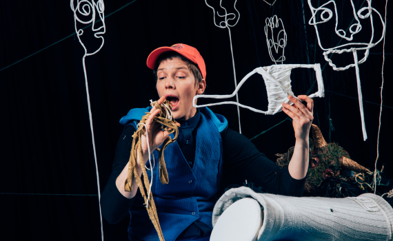 Dockskådespelare med dockor på en scen. 