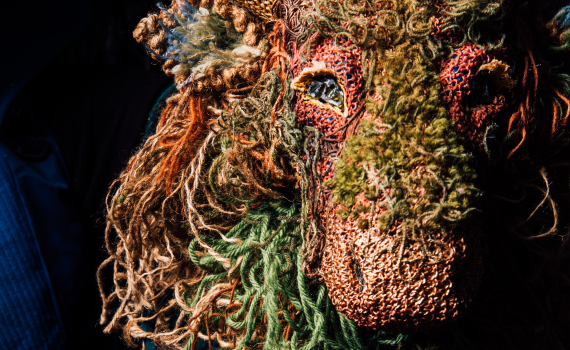 Dockskådespelare med dockor på en scen. 