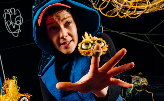 Dockskådespelare med dockor på en scen. 