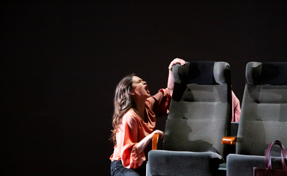 Frida Beckman bredvid ett tågsäte