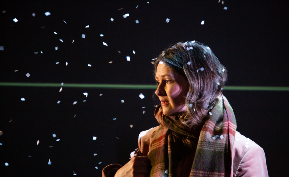 Frida Beckman i vinterkläder i snö