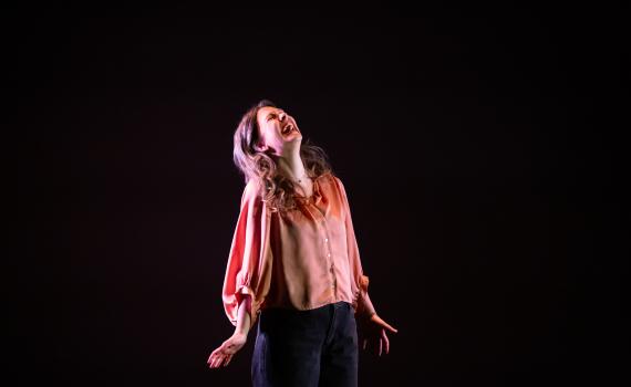 Frida Beckman i ett skrattanfall