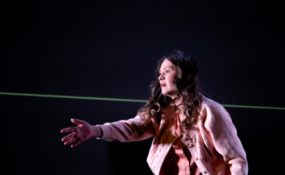 Frida Beckman med uppgiven blick och en utsträckt hand