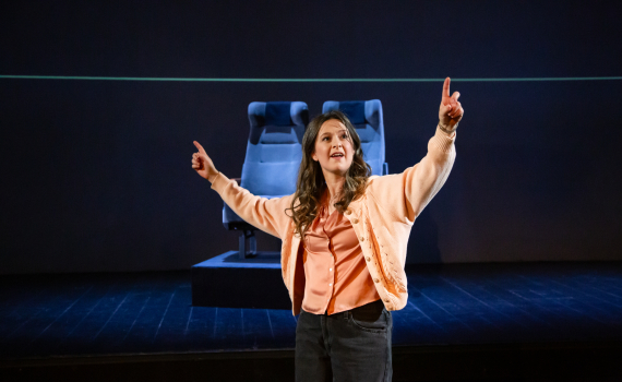 Frida Beckman framför scenen med tågsätena i bakgrunden