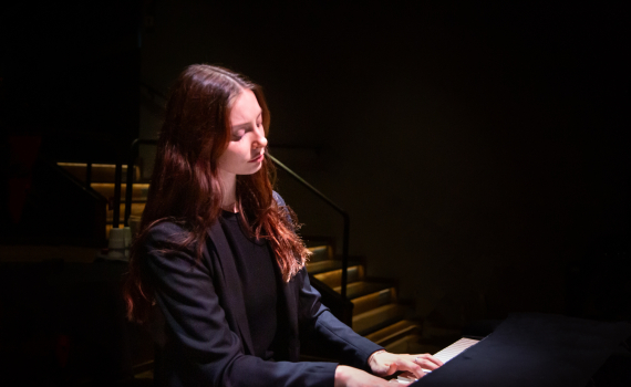 Astri Aareskjold vid pianot